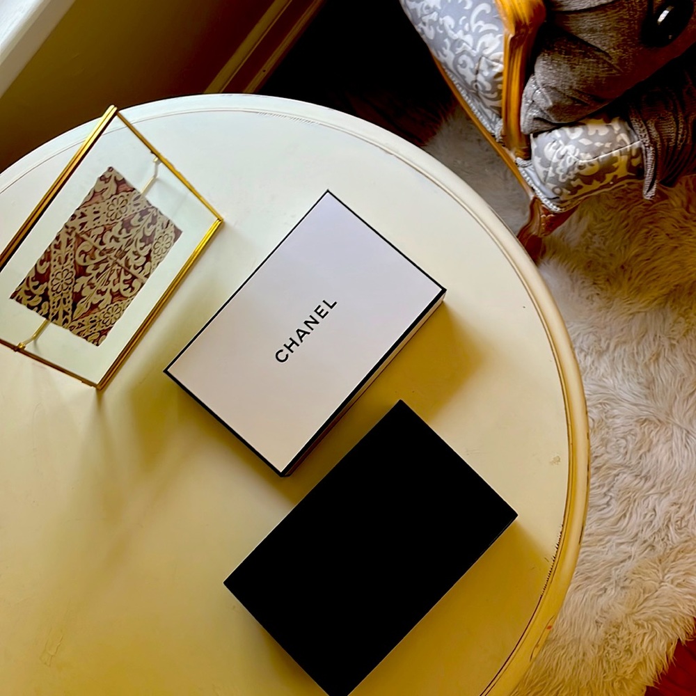 CHANEL | Box Black/White